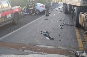 Viatura da PRF se envolve em acidente com caminhão ao atender ocorrência (Foto: PRF/Divulgação)