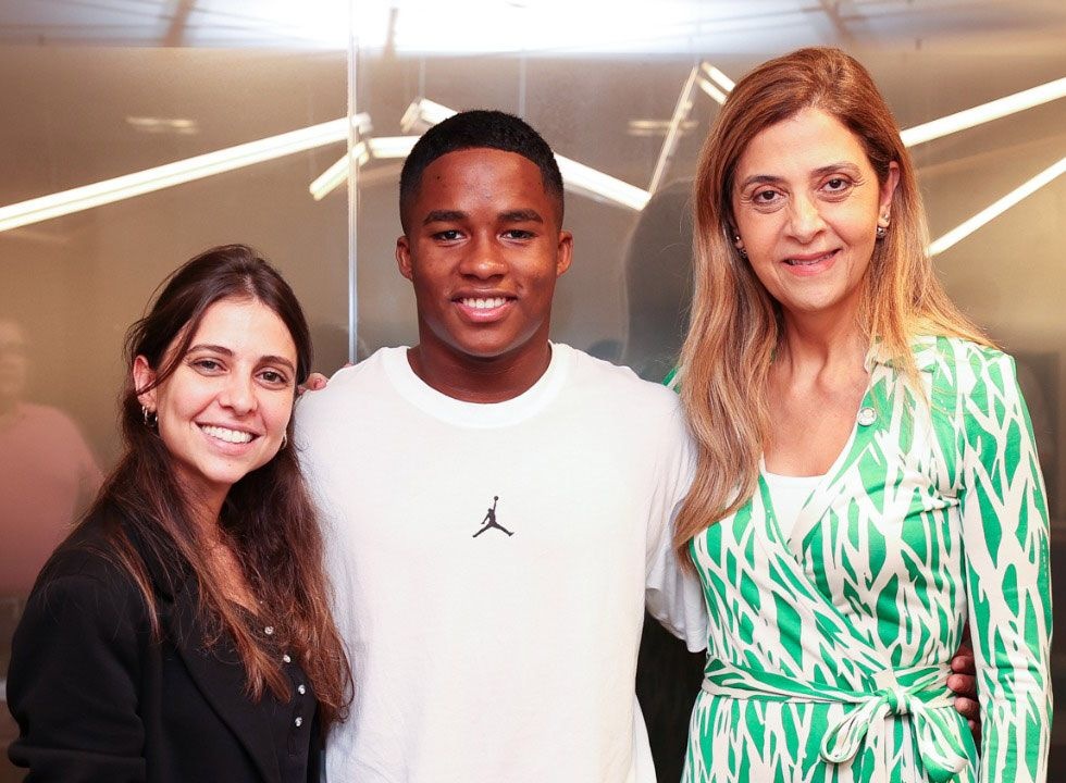 A advogada Laura León Morín, do Real Madrid-ESP, o atacante Endrick e a presidente Leila Pereira (da esquerda para a direita) na Academia de Futebol