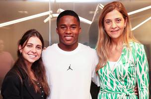 A advogada Laura León Morín, do Real Madrid-ESP, o atacante Endrick e a presidente Leila Pereira (da esquerda para a direita) na Academia de Futebol (Foto: Fabio Menotti/Palmeiras/by Canon)