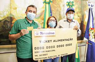 A servidora que atua há 44 anos na SEMA, Maria Cleonice, representou os servidores e recebeu o cartão simbólico (Foto: Divulgação)