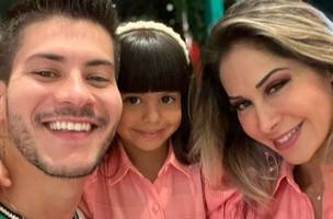Arthur Aguiar, Maíra Cardi e a filha do casal, Sophia (Foto: Reprodução/Instagram)