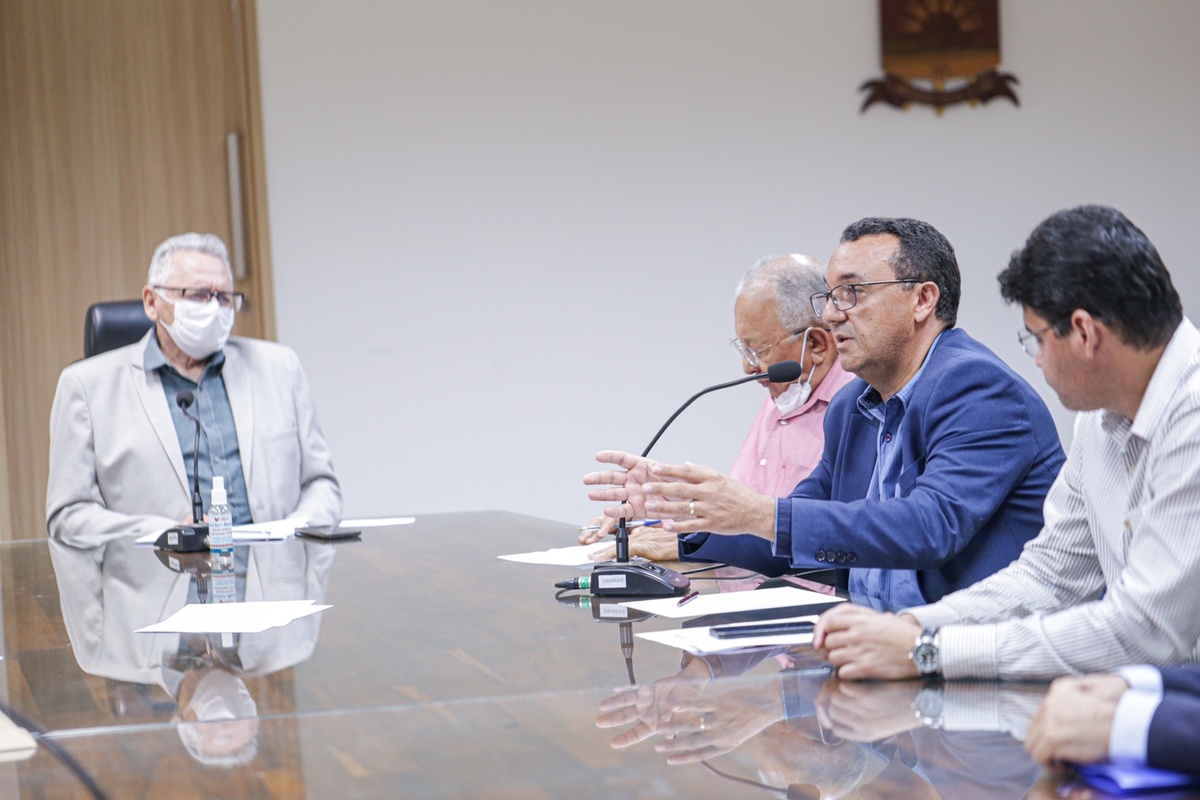 As obras foram discutidas em reunião entre o prefeito Doutor Pessoa e o reitor da UFPI, professor-doutor, Gildásio Guedes