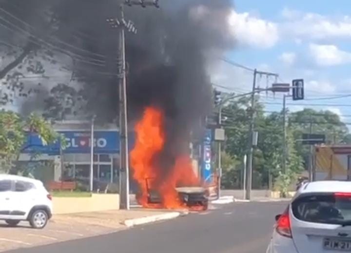 Carro pega fogo na Avenida Frei Serafim e bombeiros são acionados