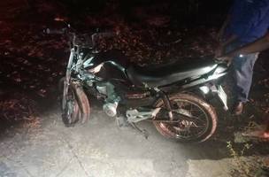 Colisão entre carro e moto deixa uma pessoa gravemente ferida (Foto: PRF/Divulgação)