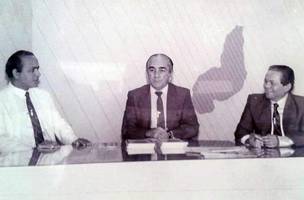 Com Deoclécio Dantas e Carlos Augusto, nos estúdios do "Bom Dia, Piauí" (1989) (Foto: Arquivo pessoal)