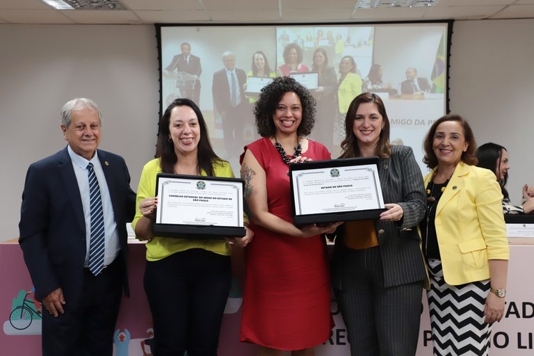 Cristiane Britto, titular do MMFDH, Antônio Costa, da SNDPI, e representantes do Estado de São Paulo em cerimônia de entrega do título de amigo da pessoa idosa aos estados