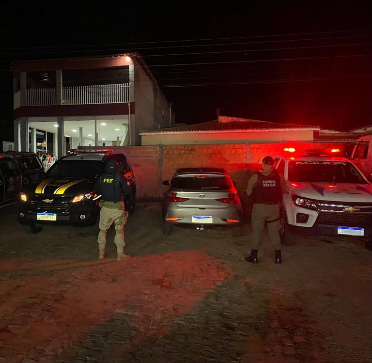 Dentro do veículo abandonado havia um aparelho celular