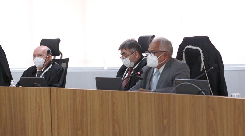 Desembargador Oliveira, presidindo a última sessão do Pleno
