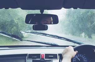 Em época de chuvas intensas é preciso multiplicar a atenção ao volante (Foto: Freepik)