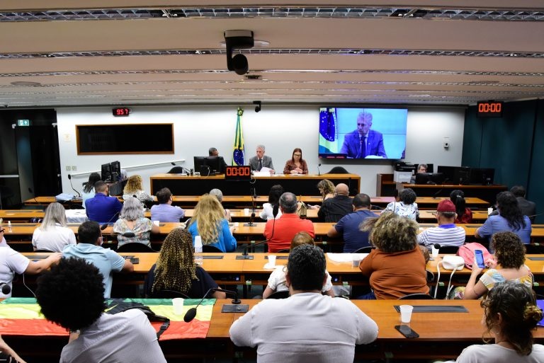 Entidades pedem recursos para universidades
