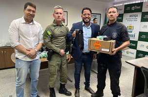 Entrega de armamento (Foto: Sejuz/DIvulgação)