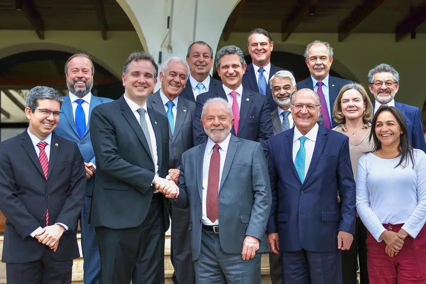 Equipe de transição entrega relatório final para Lula neste domingo