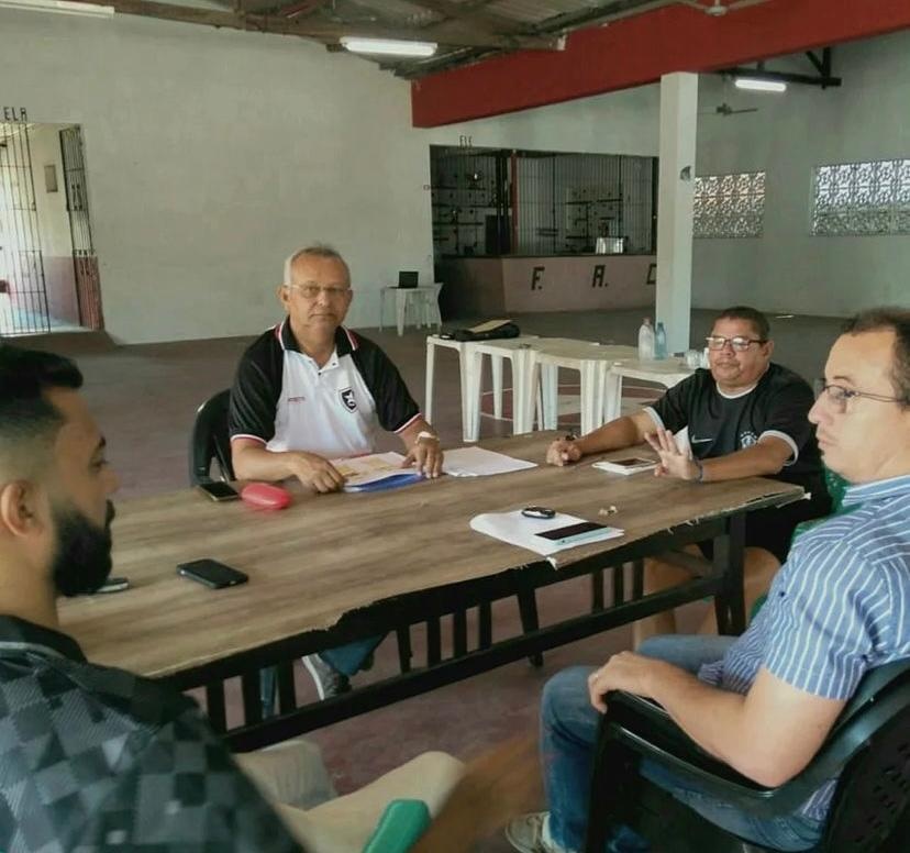Ferroviário em reunião