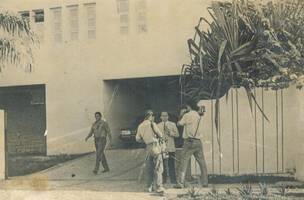 Gravação de “passagem” na frente da residência oficial do governador Alberto Silva (1990) (Foto: Arquivo Pessoal)