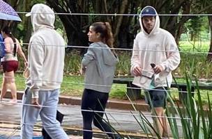 Harry Styles num passeio turístico (Foto: Reprodução/Twitter)