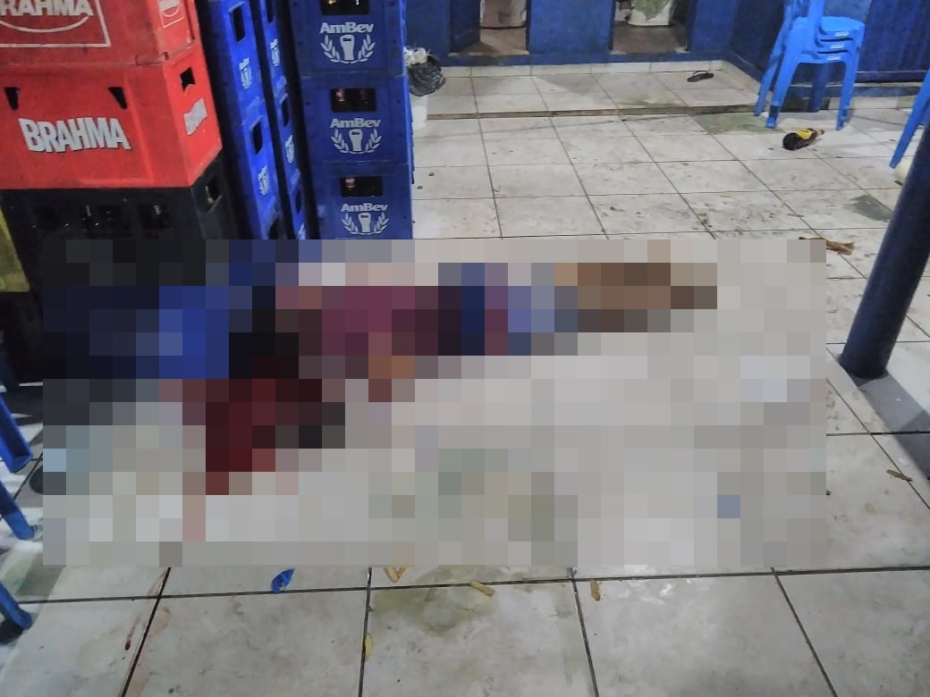Jovem de 18 anos é assassinado dentro de bar na frente da namorada