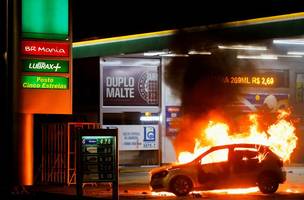 Manifestantes queimaram carros e ônibus (Foto: Agência Brasil)