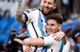Messi e Álvarez (Foto: Twitter @FifaWolrdCup)