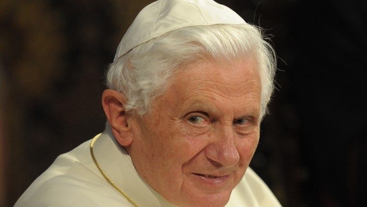 Morre Bento XVI