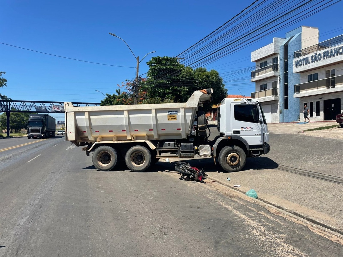 O condutor do caminhão saiu ileso do acidente