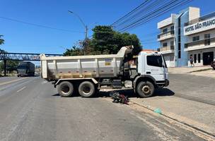 O condutor do caminhão saiu ileso do acidente (Foto: Divulgação PRF)