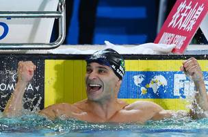 O paulista conquistou o tetracampeonato e a primeira medalha do país na competição (Foto: Reprodução/Twitter World Aquatics)