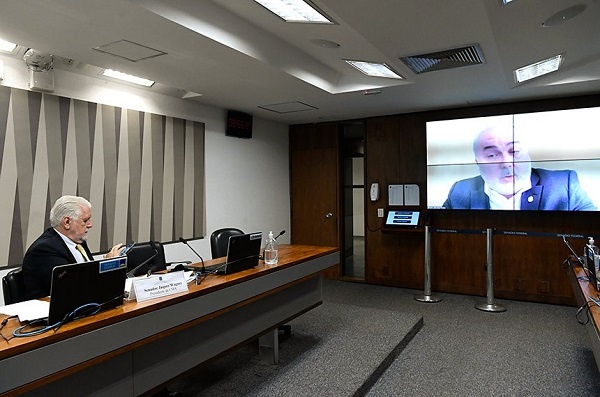 O relator da proposta, Jean Paul Prates (na tela), na reunião da CMA, presidida por Jaques Wagner