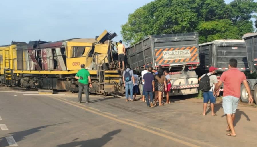 O trem colidiu com a traseira do caminhão