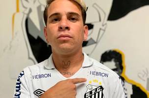 O venezuelano Soteldo foi escolhido para apresentar a camisa nas redes sociais (Foto: Reprodução)