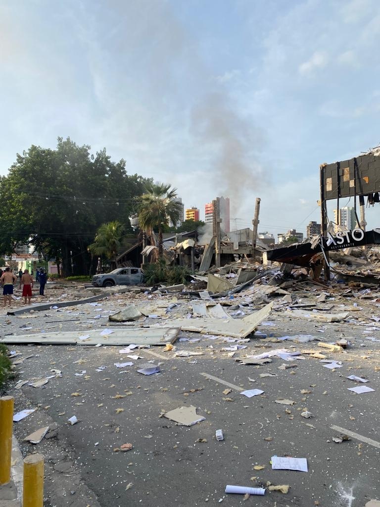 Os bombeiros foram acionados pois havia ainda fogo no local