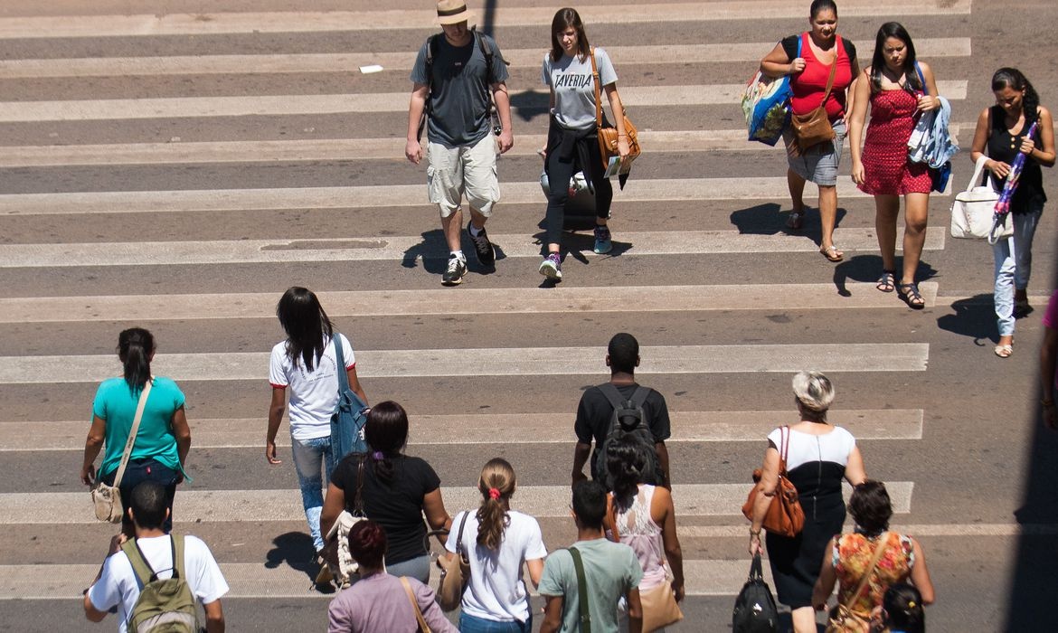 Pessoas caminhando na rua