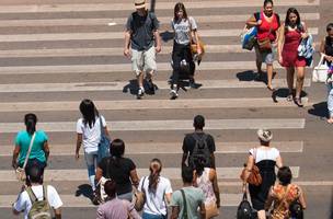 Pessoas caminhando na rua (Foto: Marcello Casal Jr/Arquivo/Agência Brasil)