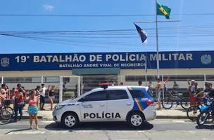 PM mata esposa, invade batalhão e atira em colegas de farda em Pernambuco (Foto: Luna Markman/TV Globo)
