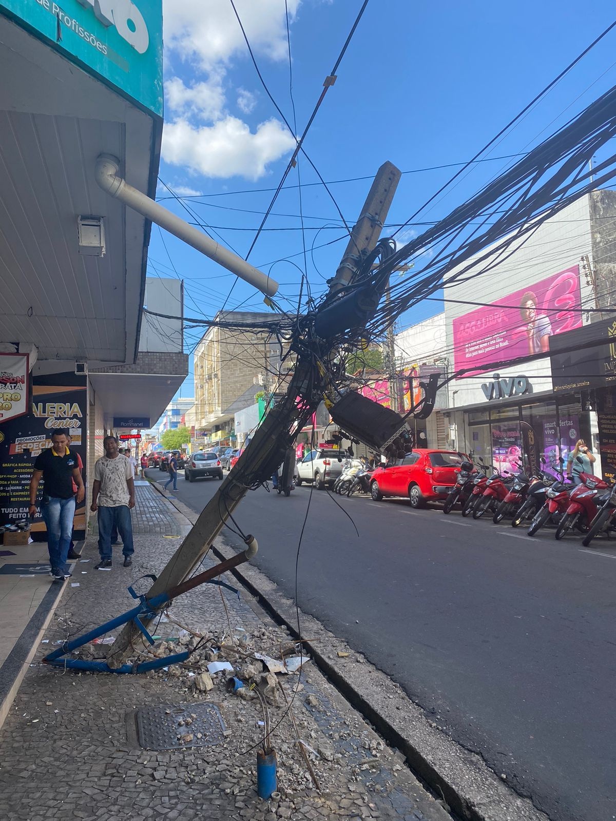 Poste na Rua Barroso