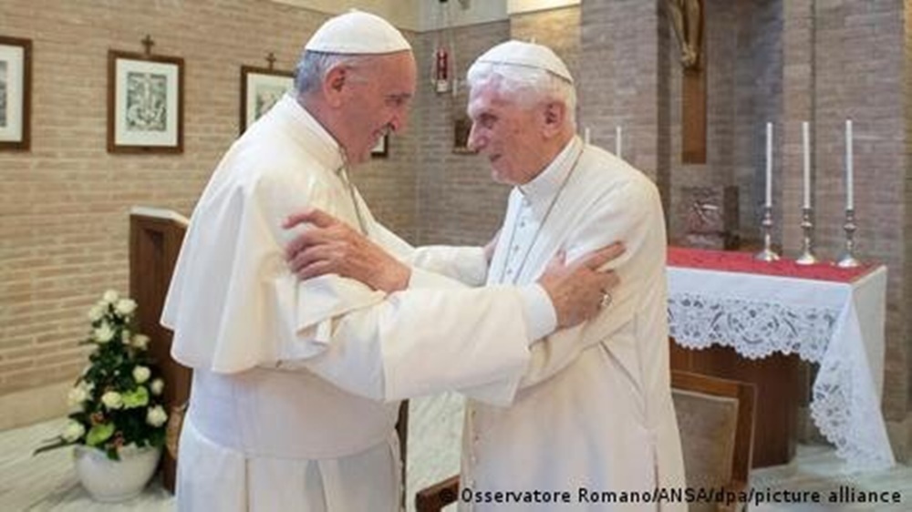 Rara imagem de dois papas juntos: Papa Francisco e papa emérito Bento 16 em 2017