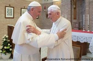 Rara imagem de dois papas juntos: Papa Francisco e papa emérito Bento 16 em 2017 (Foto: Osservatore Romano/ANSA/dpa/picture alliance)