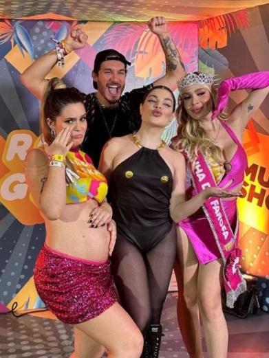 Viih Tube passa coroa de Rainha da Farofa
