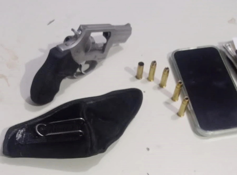 A arma usada pelo empresário foi apreendida pela Polícia Militar