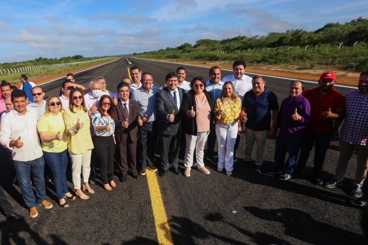 A prefeita Jove Oliveira ao lado de Rafael Fonteles e outros políticos
