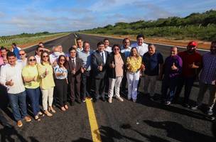 A prefeita Jove Oliveira ao lado de Rafael Fonteles e outros políticos (Foto: Foto divulgação)
