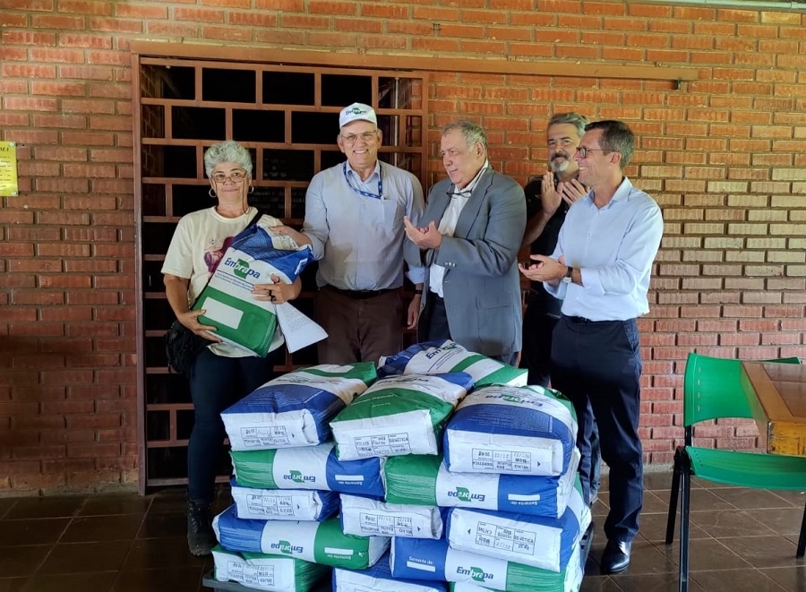 Agricultores familiares de 12 acampamentos rurais receberam os sacos de milho