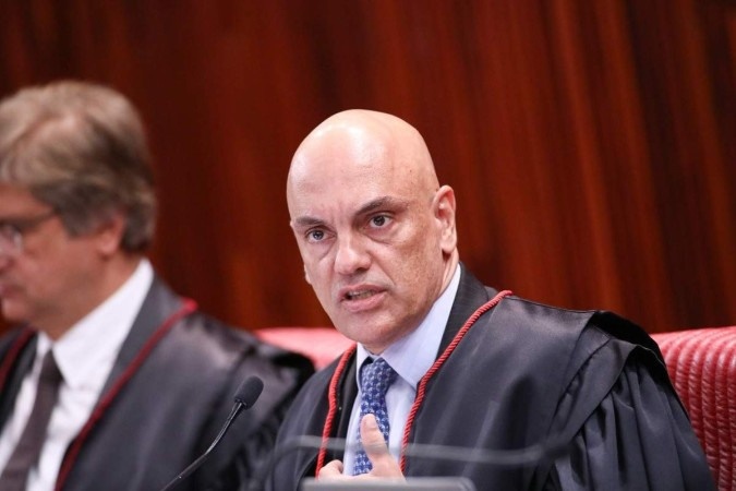 Alexandre de Moraes determina a própria prisão em documento fraudulento