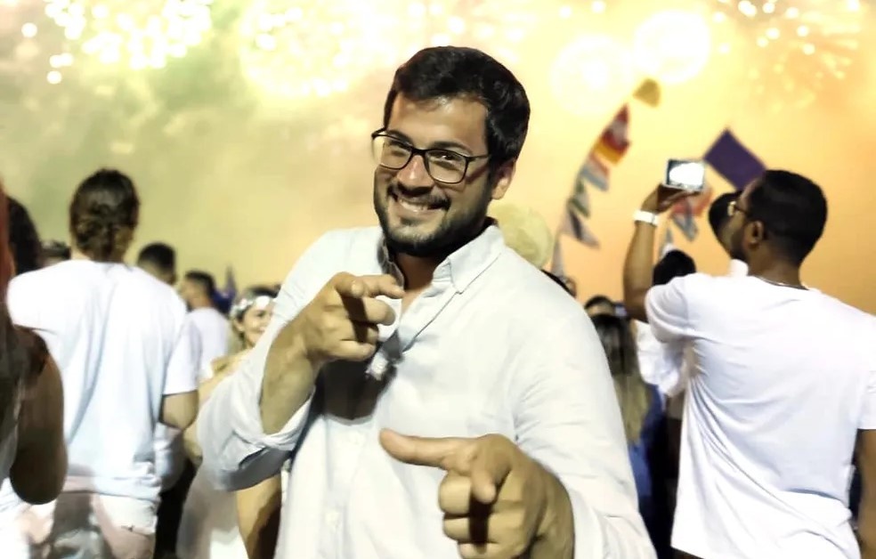 Andres Eduardo Onate Carrillo é médico anestesista e atuava em hospitais públicos e privados