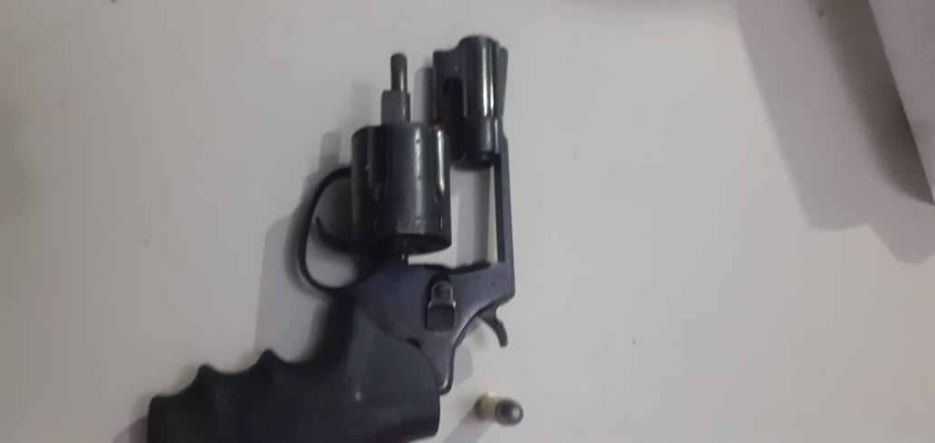 Arma apreendida com os suspeitos