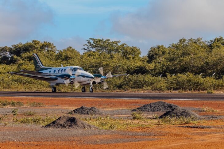 Avião da família do deputado Júlio César chega ao aeroporto de Piripiri