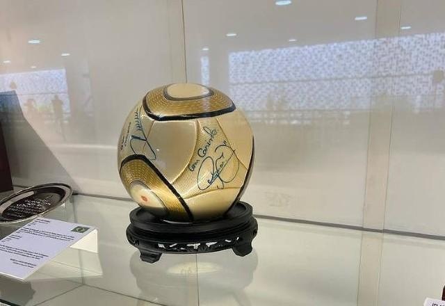 Bola de futebol presenteada pelo time do Santos, autografada por Neymar
