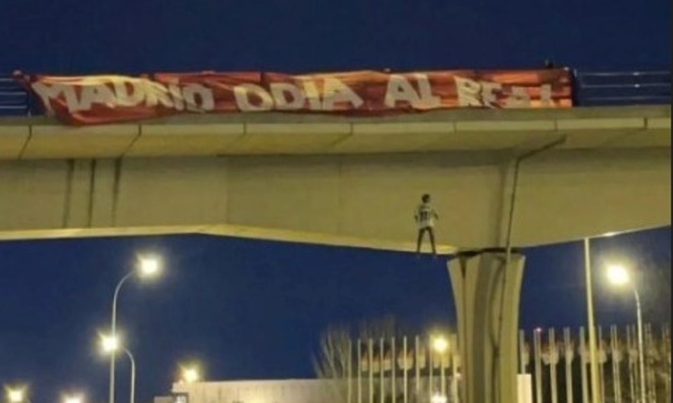 Boneco com camisa de Vinicius Junior amarrado pelo pescoço em ponte