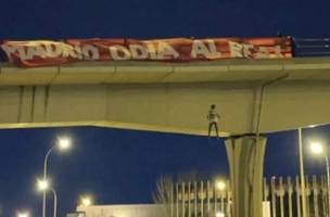 Boneco com camisa de Vinicius Junior amarrado pelo pescoço em ponte (Foto: Reprodução)