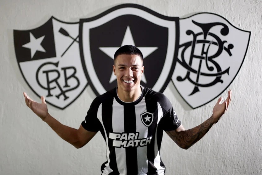 Carlos Alberto é o terceiro reforço do Botafogo para 2023