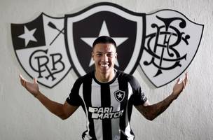 Carlos Alberto é o terceiro reforço do Botafogo para 2023 (Foto: Vítor Silva/Botafogo)